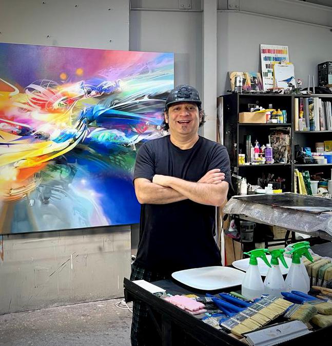 Rafael Espitia, pintor colombiano, trabajando en su taller de Bogotá